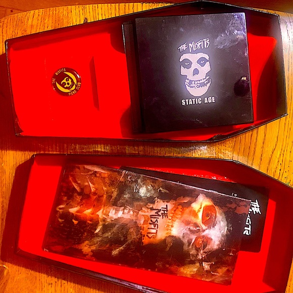 First Edition Misfit Coffin Box 4CD's W/manuals And Yellow Pin - Picture 4 of 5